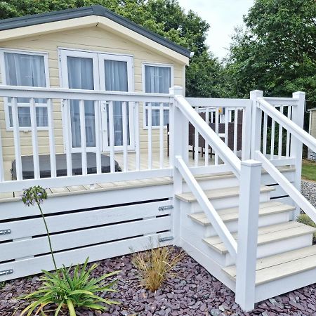 Rosefinch Sleeps 2 Persons-Private Hot Tub-Tranquil Holiday Away From It All Yet Not Far From St Austell- The Holiday Home Has One Bedroom, Living And Dining Area, Equipped Kitchen-Decking-Outdoor Furniture-Fishing Lakes-Non Pet Unit エクステリア 写真