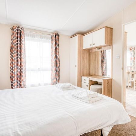 Rosefinch Sleeps 2 Persons-Private Hot Tub-Tranquil Holiday Away From It All Yet Not Far From St Austell- The Holiday Home Has One Bedroom, Living And Dining Area, Equipped Kitchen-Decking-Outdoor Furniture-Fishing Lakes-Non Pet Unit エクステリア 写真