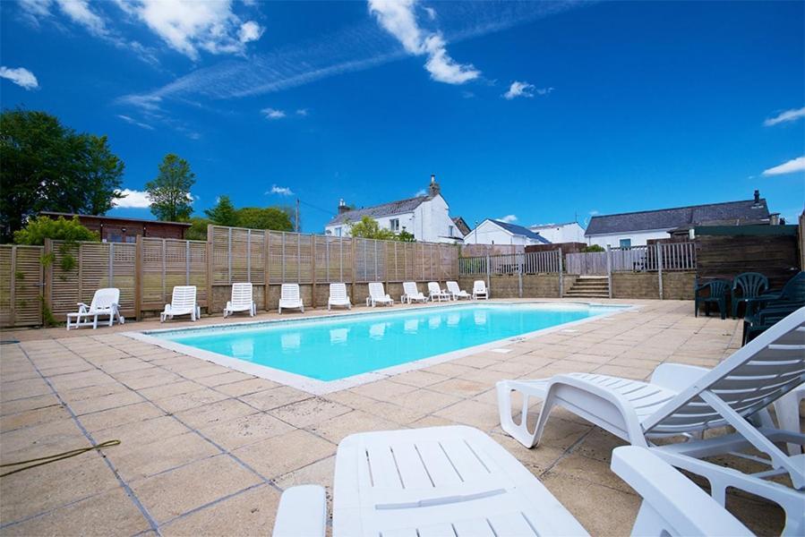 Rosefinch Sleeps 2 Persons-Private Hot Tub-Tranquil Holiday Away From It All Yet Not Far From St Austell- The Holiday Home Has One Bedroom, Living And Dining Area, Equipped Kitchen-Decking-Outdoor Furniture-Fishing Lakes-Non Pet Unit エクステリア 写真