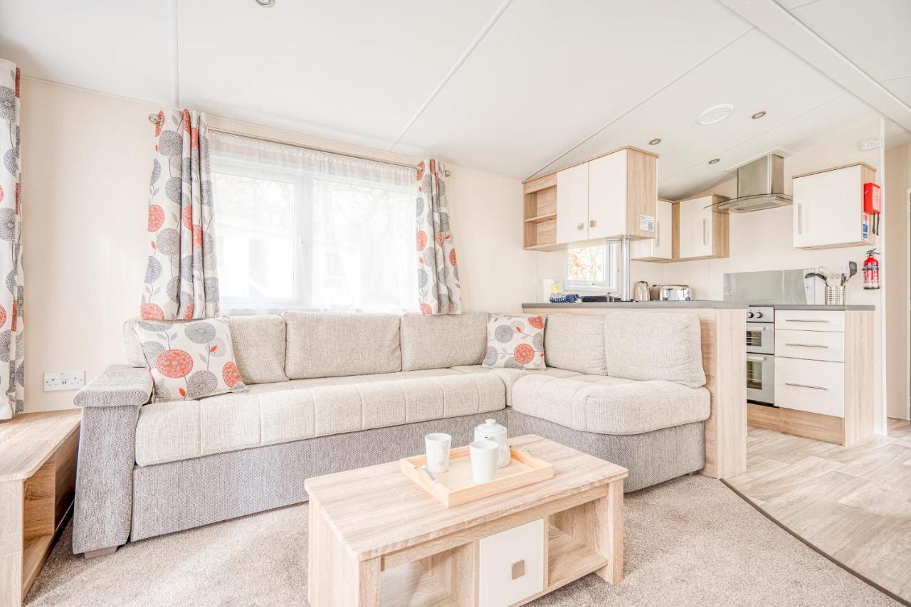 Rosefinch Sleeps 2 Persons-Private Hot Tub-Tranquil Holiday Away From It All Yet Not Far From St Austell- The Holiday Home Has One Bedroom, Living And Dining Area, Equipped Kitchen-Decking-Outdoor Furniture-Fishing Lakes-Non Pet Unit エクステリア 写真