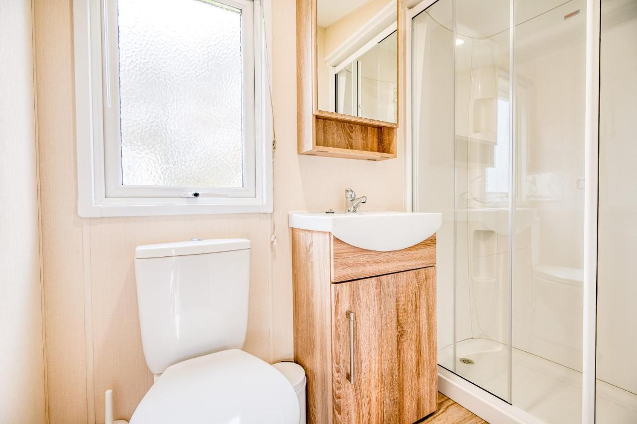 Rosefinch Sleeps 2 Persons-Private Hot Tub-Tranquil Holiday Away From It All Yet Not Far From St Austell- The Holiday Home Has One Bedroom, Living And Dining Area, Equipped Kitchen-Decking-Outdoor Furniture-Fishing Lakes-Non Pet Unit エクステリア 写真